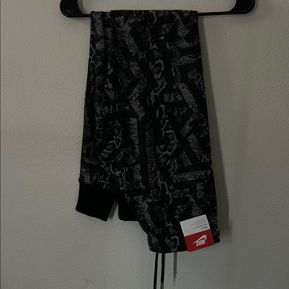 New Nike Women Black and Gray Pattern Snake Print TIGHT
